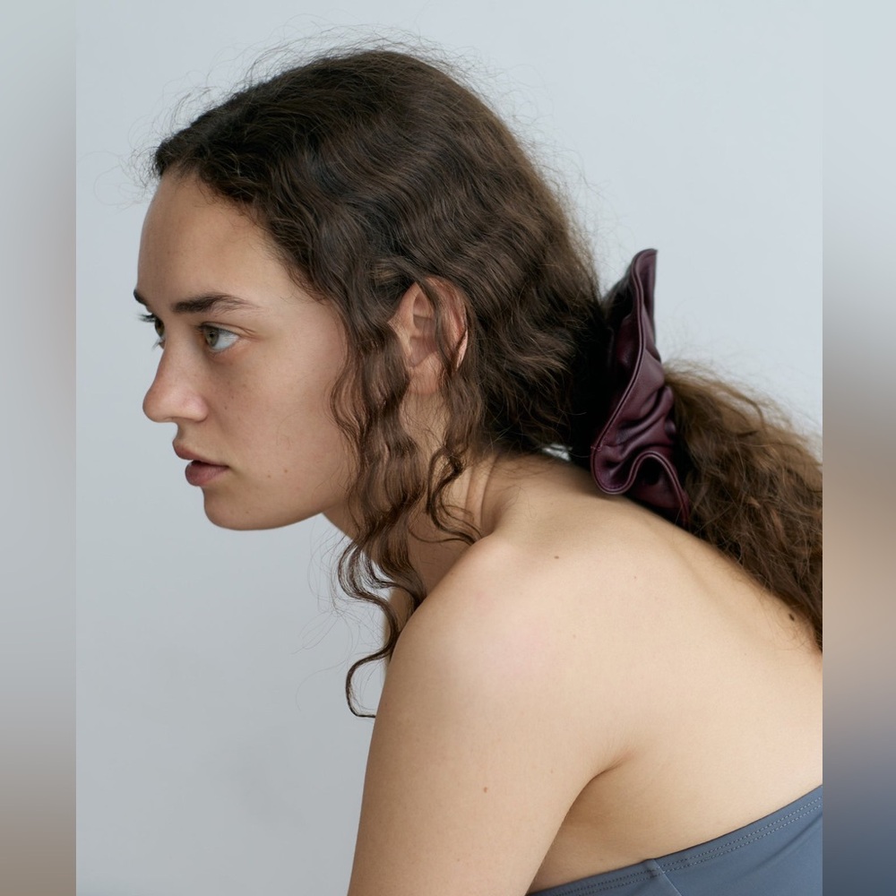 CYGNE Scrunchie in Tinto (burgundy, 100% lambskin)